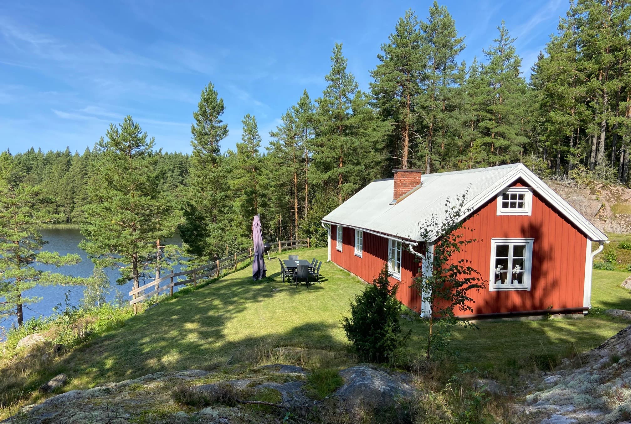 Stensjöstugan vid insjö med egen brygga